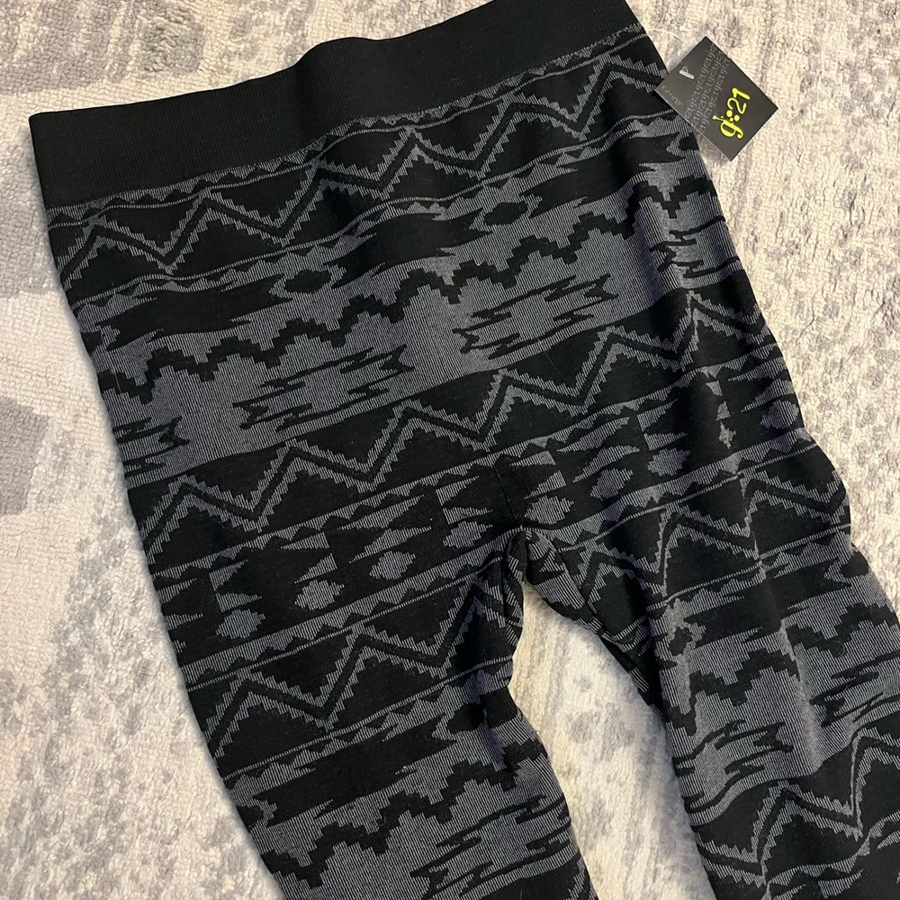 Leggings Ladies Size L/XL, NWT, grey & black with geometric pattern